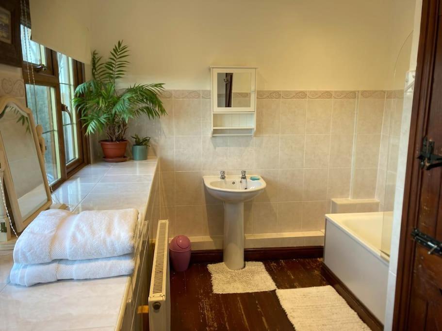 Bryntirion Farmhouse Rooms Llanfair Caereinion Экстерьер фото